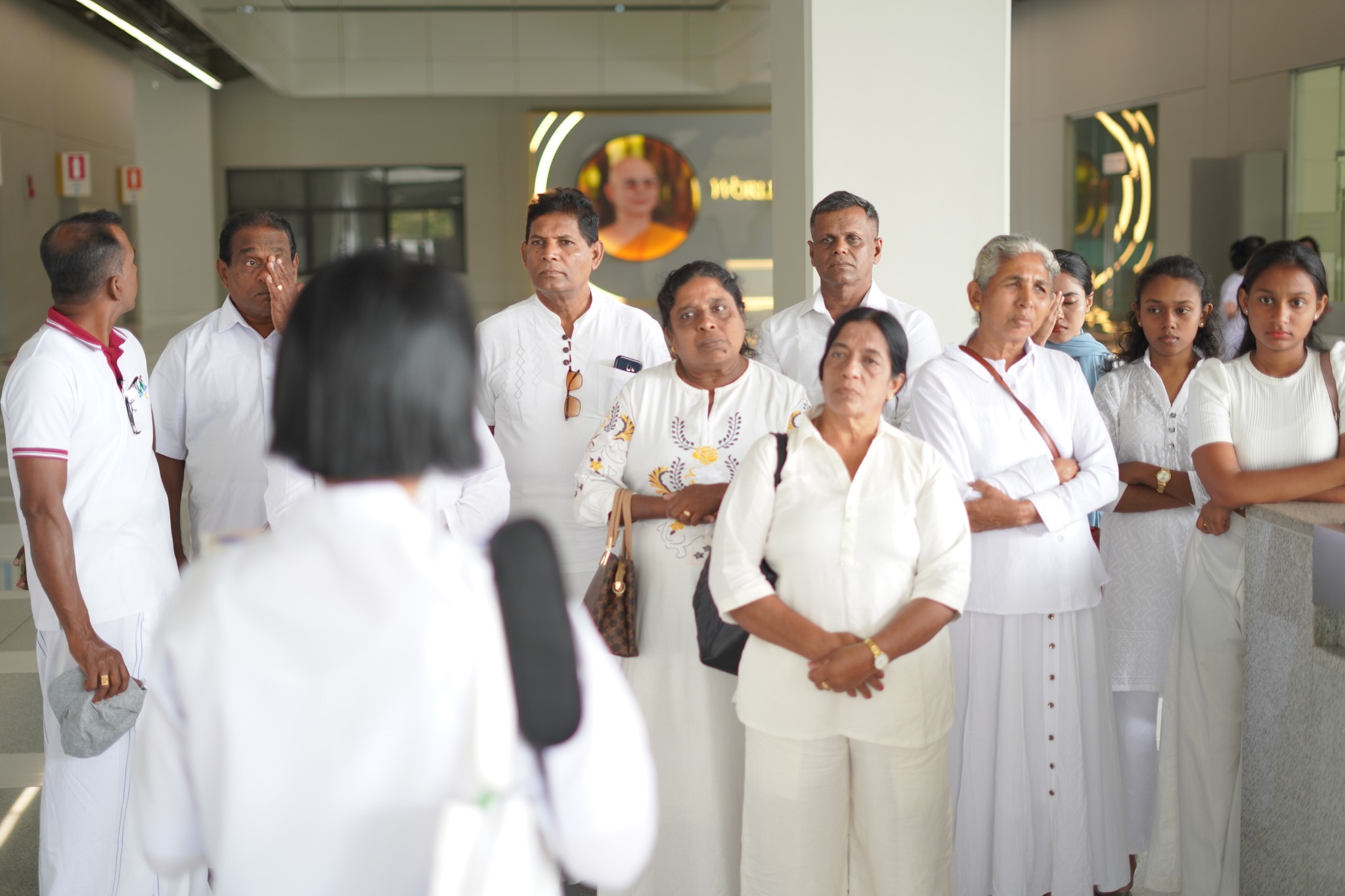 คณะสงฆ์และชาวศรีลังกา เดินทางมาเยี่ยมชมวัดพระธรรมกาย