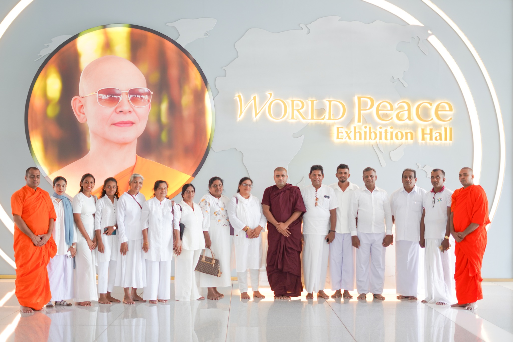 คณะสงฆ์และชาวศรีลังกา เดินทางมาเยี่ยมชมวัดพระธรรมกาย