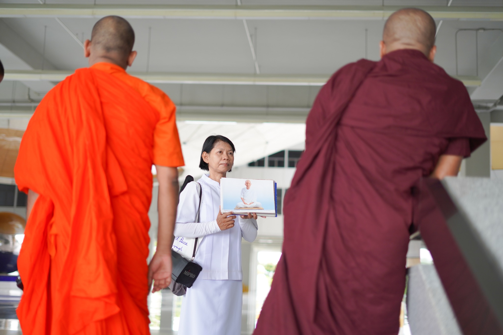คณะสงฆ์และชาวศรีลังกา เดินทางมาเยี่ยมชมวัดพระธรรมกาย