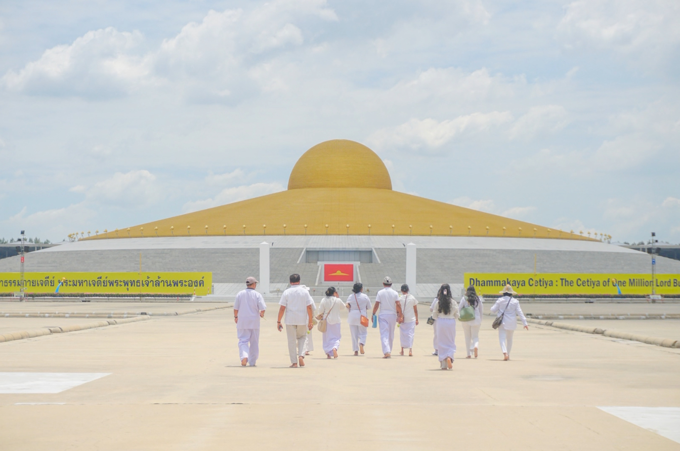 คณะชาวศรีลังกา เดินทางมาเยี่ยมชมวัดพระธรรมกาย