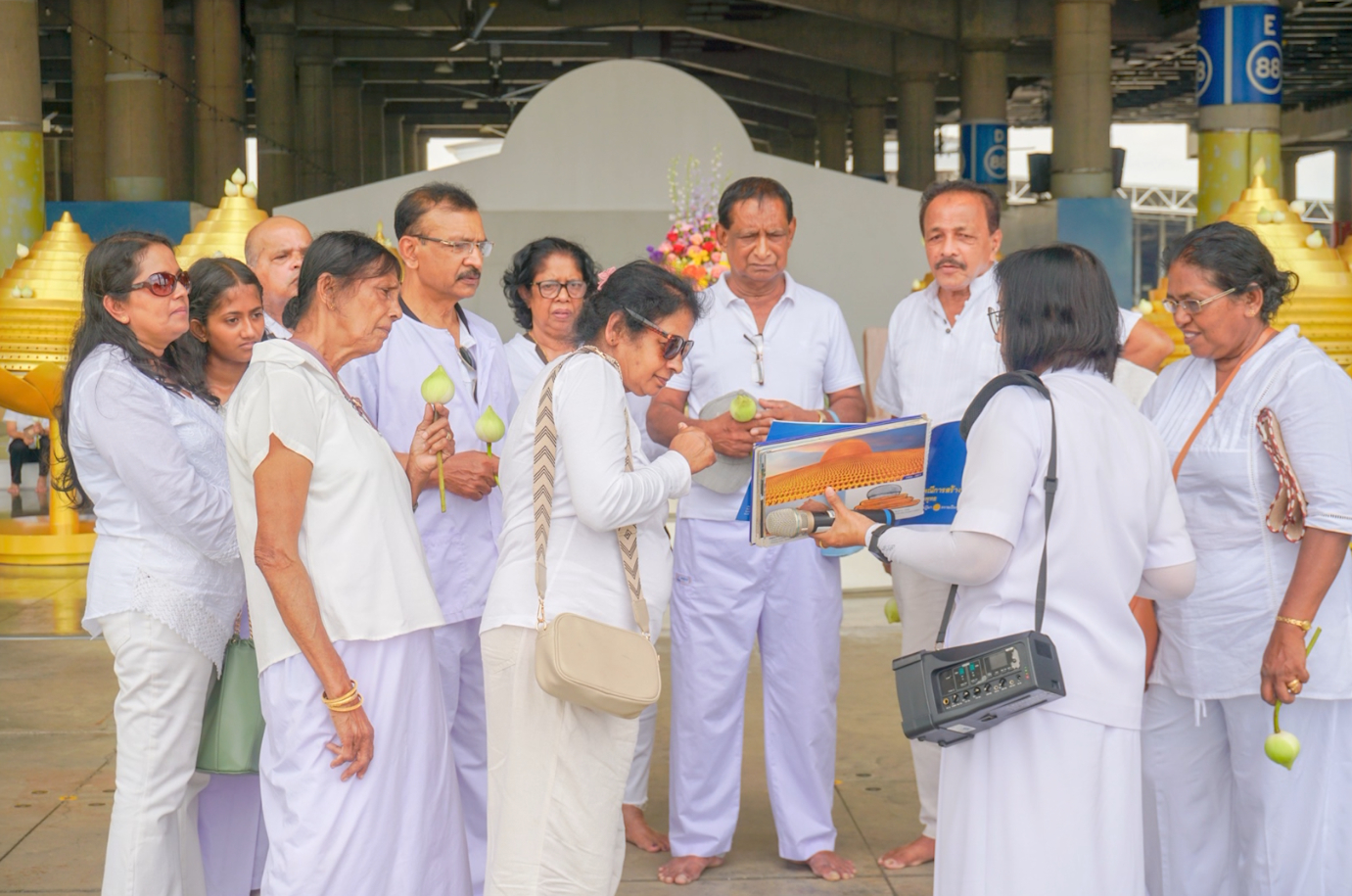 คณะชาวศรีลังกา เดินทางมาเยี่ยมชมวัดพระธรรมกาย