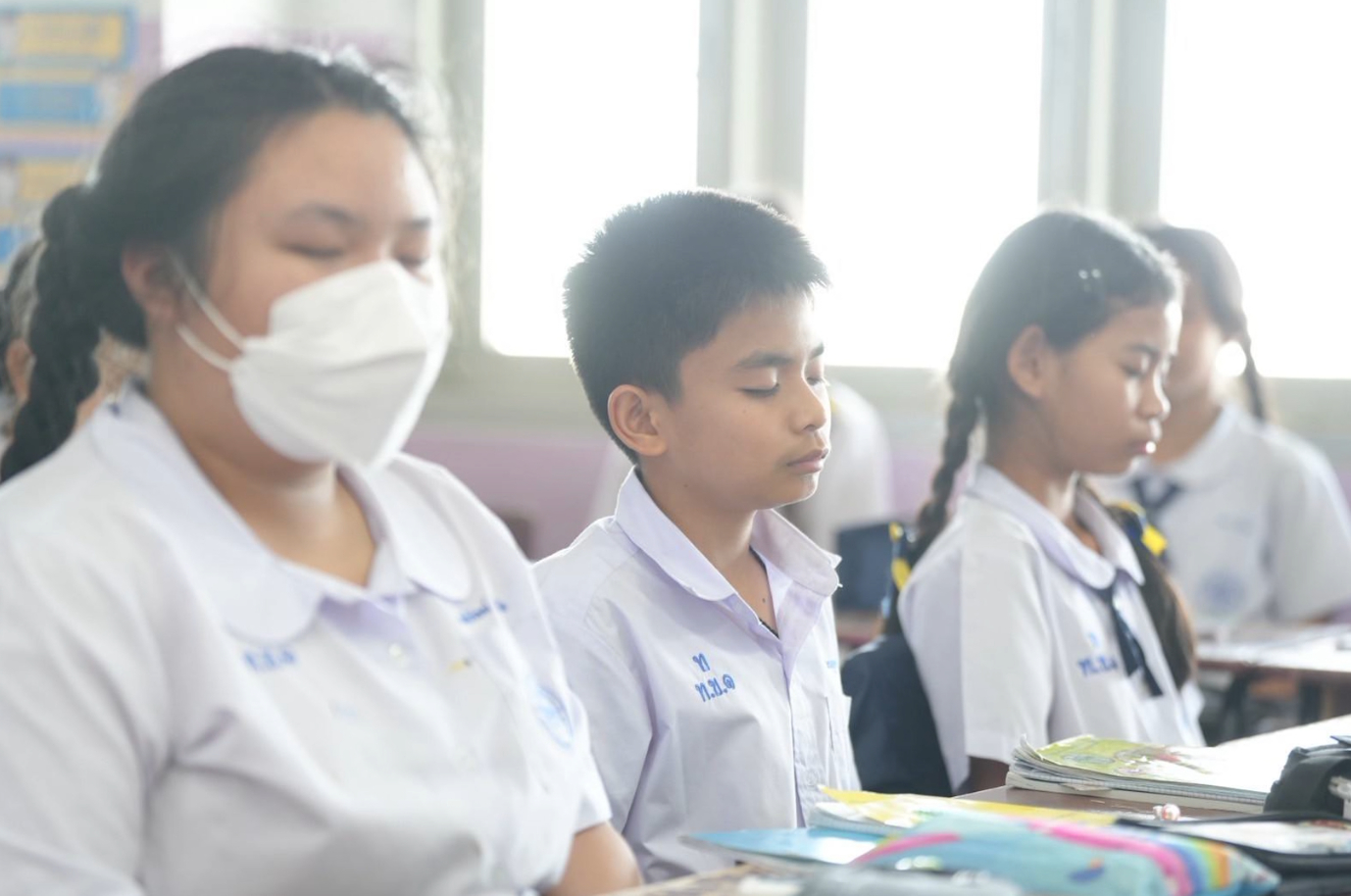 พระอาจารย์สำนักพระปริยัติธรรม วัดพระธรรมกาย สอนศีลธรรม นักเรียนโรงเรียนท่าโขลง1