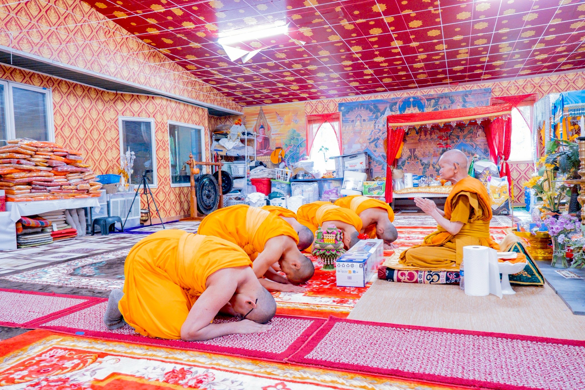 คณะสงฆ์วัดพระธรรมกายมินเนโซตา กราบทำวัตรพระผู้ใหญ่เนื่องในเทศกาลเข้าพรรษา