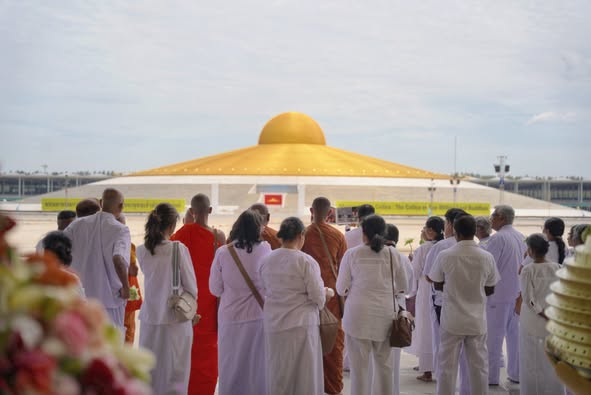 คณะชาวศรีลังกาเดินทางมาเยี่ยมชมวัดพระธรรมกาย