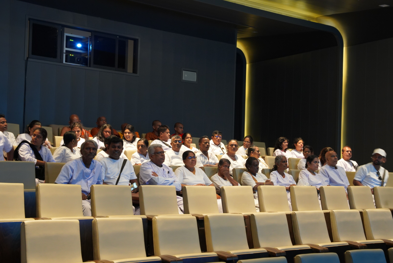 คณะชาวศรีลังกาเดินทางมาเยี่ยมชมวัดพระธรรมกาย