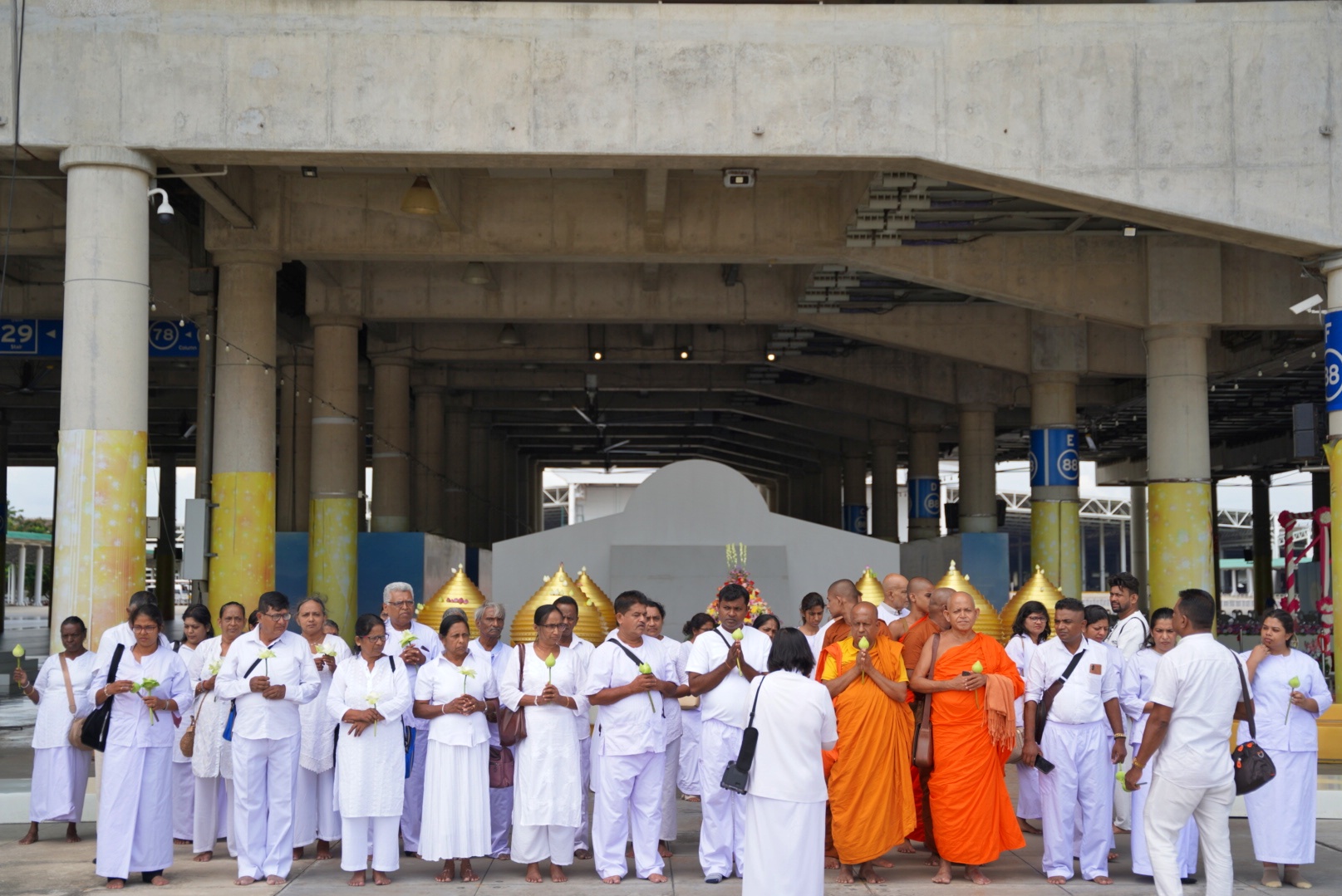 คณะชาวศรีลังกาเดินทางมาเยี่ยมชมวัดพระธรรมกาย