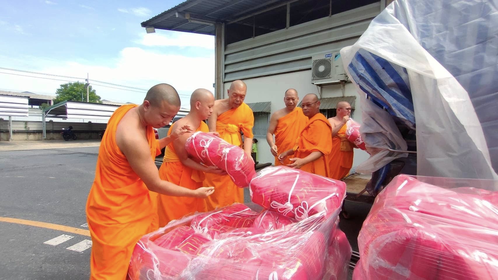 วัดพระธรรมกาย และมูลนิธิธรรมกาย ส่งถุงยังชีพ ๔ ตัน ซับน้ำตาชาวเหนือ บรรเทาทุกข์ผู้ประสบอุทกภัย