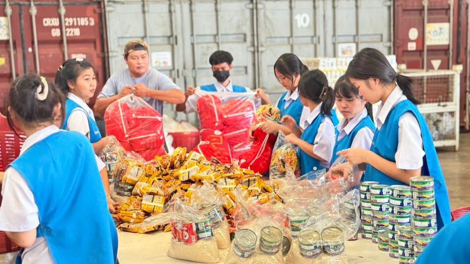 วัดพระธรรมกาย และมูลนิธิธรรมกาย ส่งถุงยังชีพ ๔ ตัน ซับน้ำตาชาวเหนือ บรรเทาทุกข์ผู้ประสบอุทกภัย