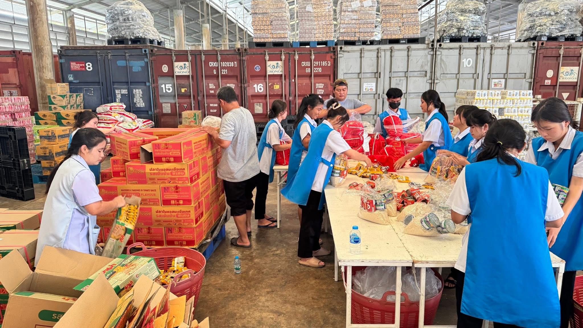 วัดพระธรรมกาย และมูลนิธิธรรมกาย ส่งถุงยังชีพ ๔ ตัน ซับน้ำตาชาวเหนือ บรรเทาทุกข์ผู้ประสบอุทกภัย