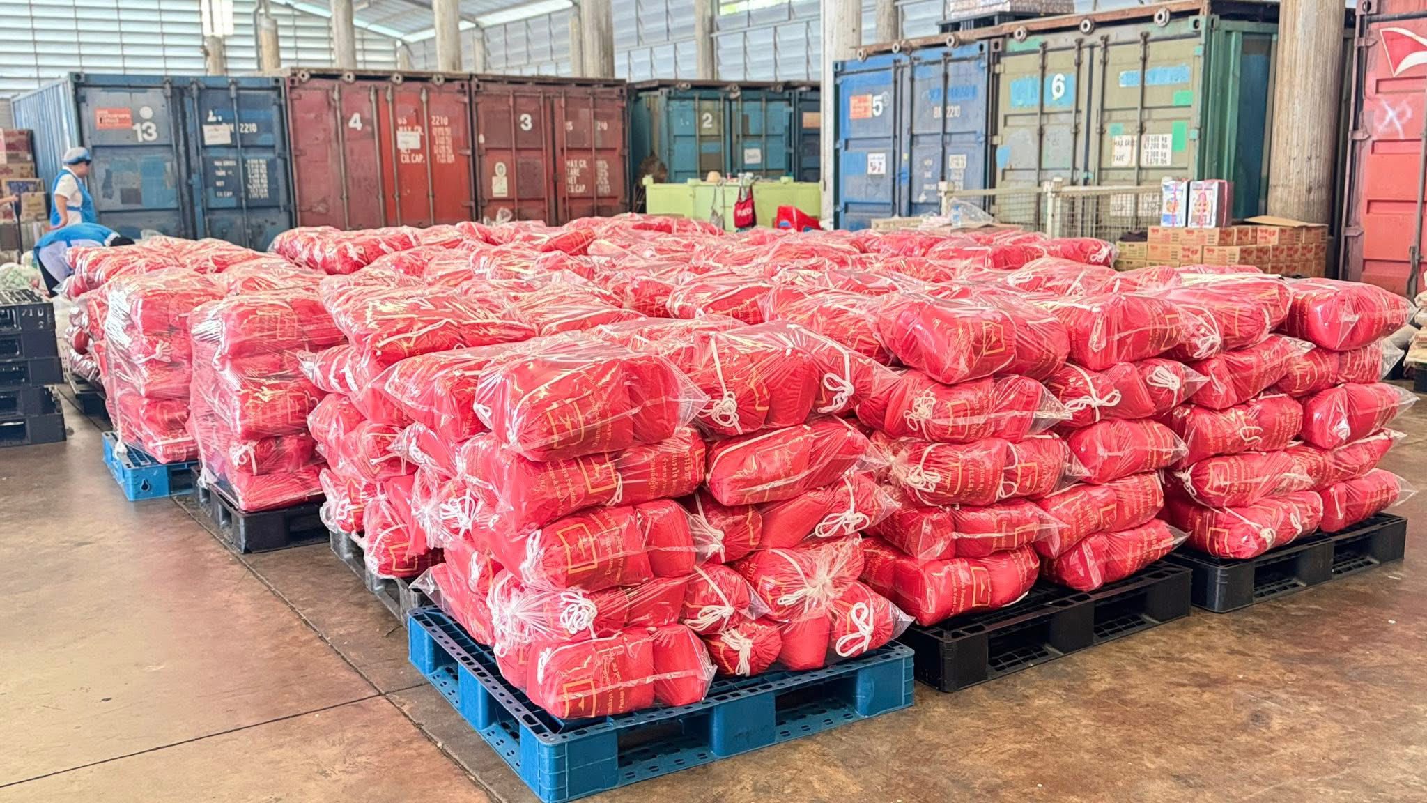 วัดพระธรรมกาย และมูลนิธิธรรมกาย ส่งถุงยังชีพ ๔ ตัน ซับน้ำตาชาวเหนือ บรรเทาทุกข์ผู้ประสบอุทกภัย