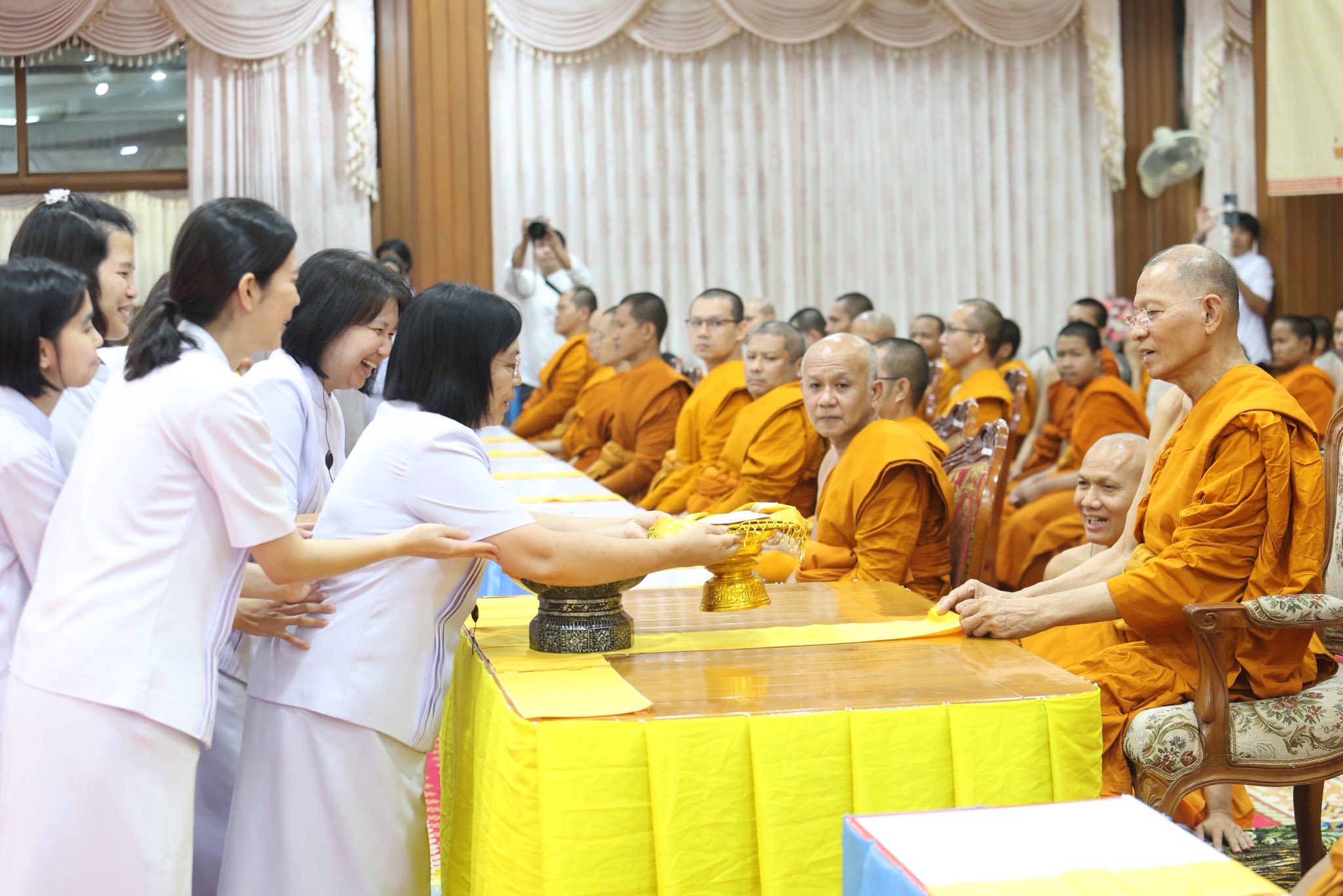 เจ้าอาวาสวัดสามพระยา ร่วมกับคณะศิษย์วัดพระธรรมกาย ส่งปัจจัยช่วยเหลือผู้อพยพภัยสู้รบชายแดน