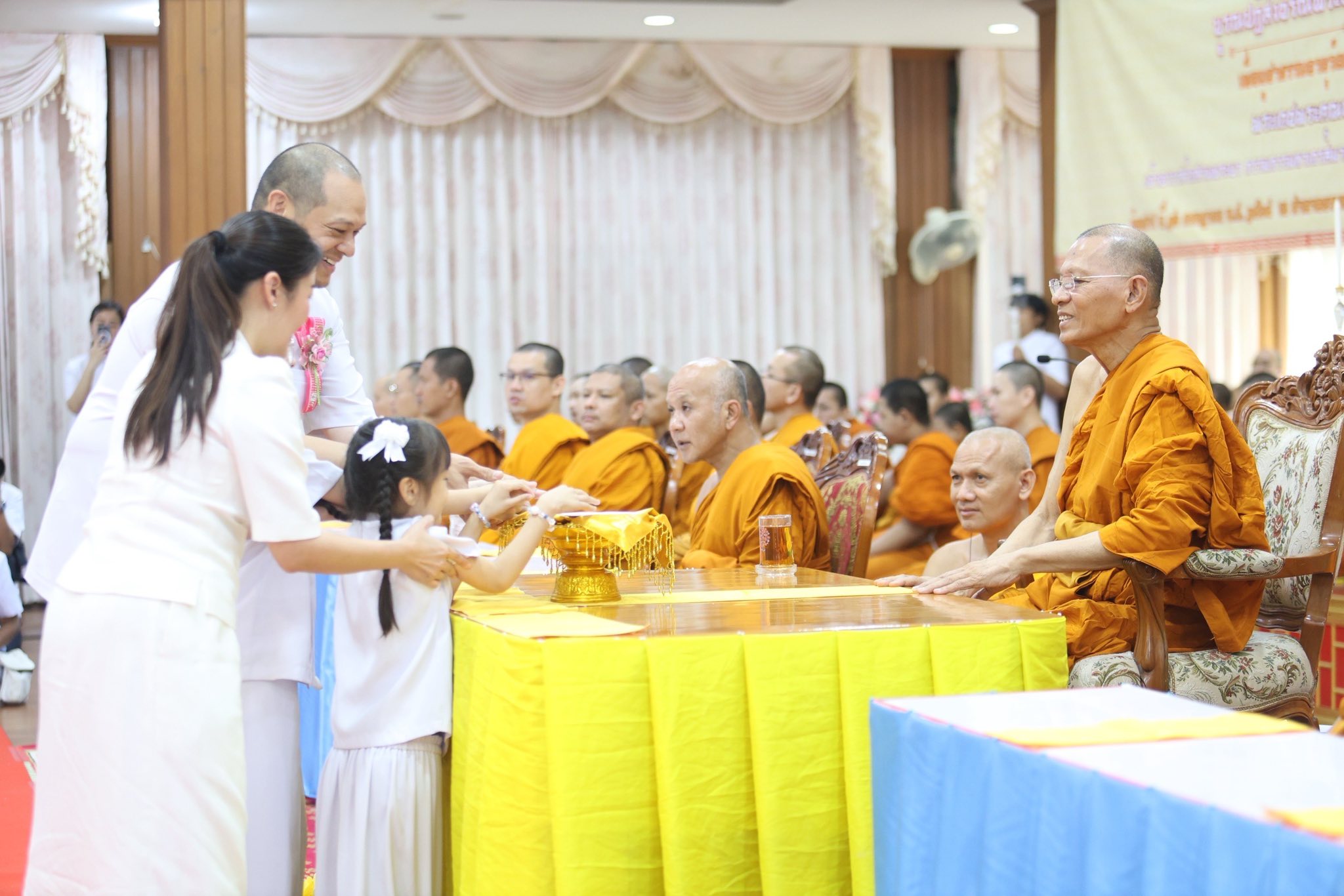 เจ้าอาวาสวัดสามพระยา ร่วมกับคณะศิษย์วัดพระธรรมกาย ส่งปัจจัยช่วยเหลือผู้อพยพภัยสู้รบชายแดน