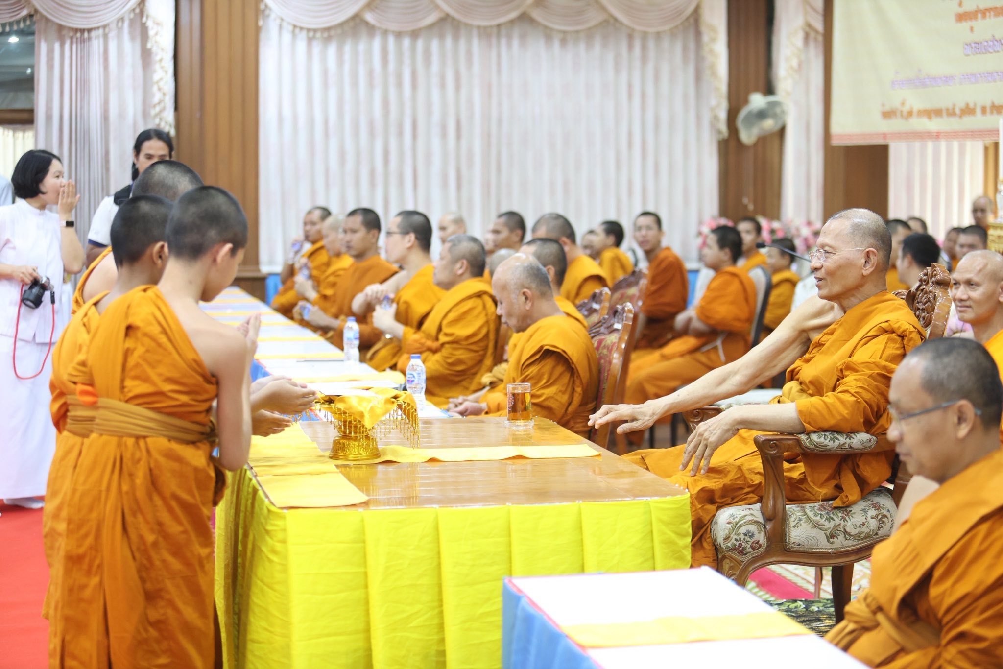 เจ้าอาวาสวัดสามพระยา ร่วมกับคณะศิษย์วัดพระธรรมกาย ส่งปัจจัยช่วยเหลือผู้อพยพภัยสู้รบชายแดน