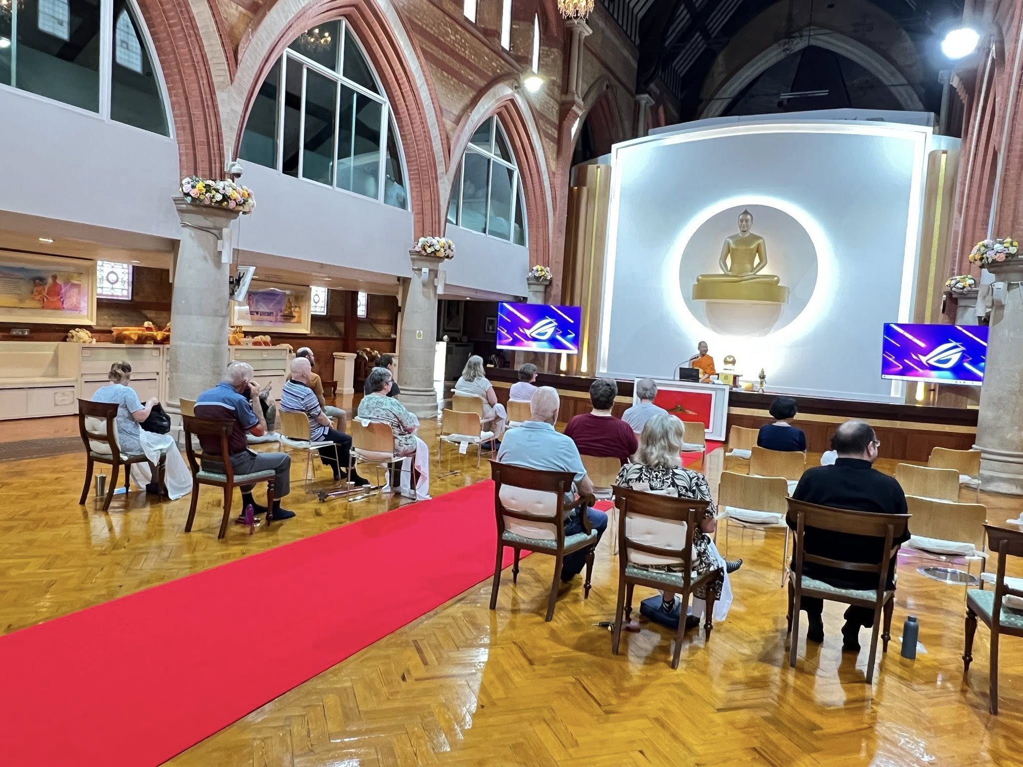 วัดพระธรรมกายลอนดอน สอนสมาธิแก่ชาวท้องถิ่น