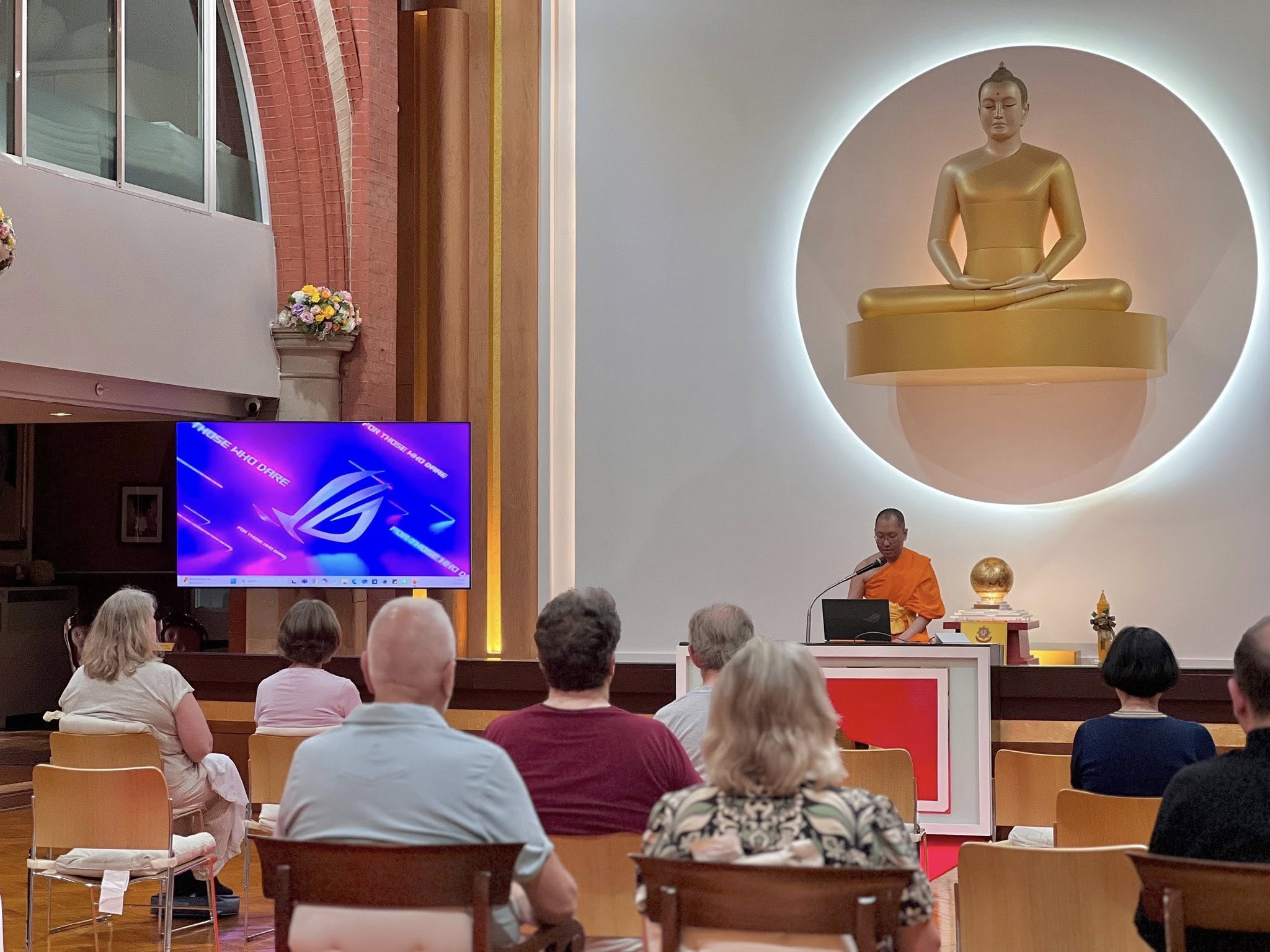 วัดพระธรรมกายลอนดอน สอนสมาธิแก่ชาวท้องถิ่น