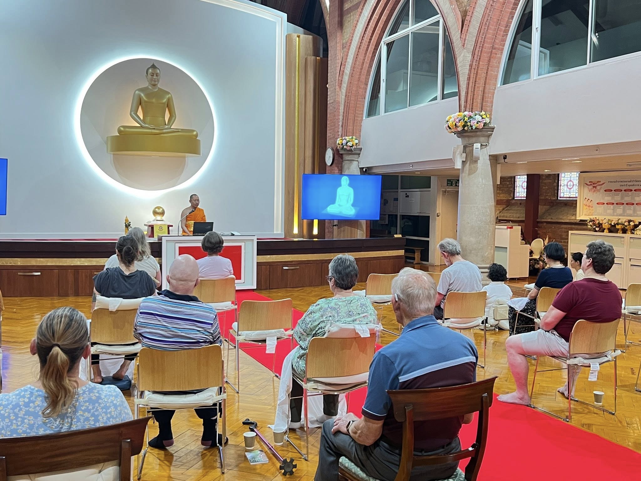 วัดพระธรรมกายลอนดอน สอนสมาธิแก่ชาวท้องถิ่น
