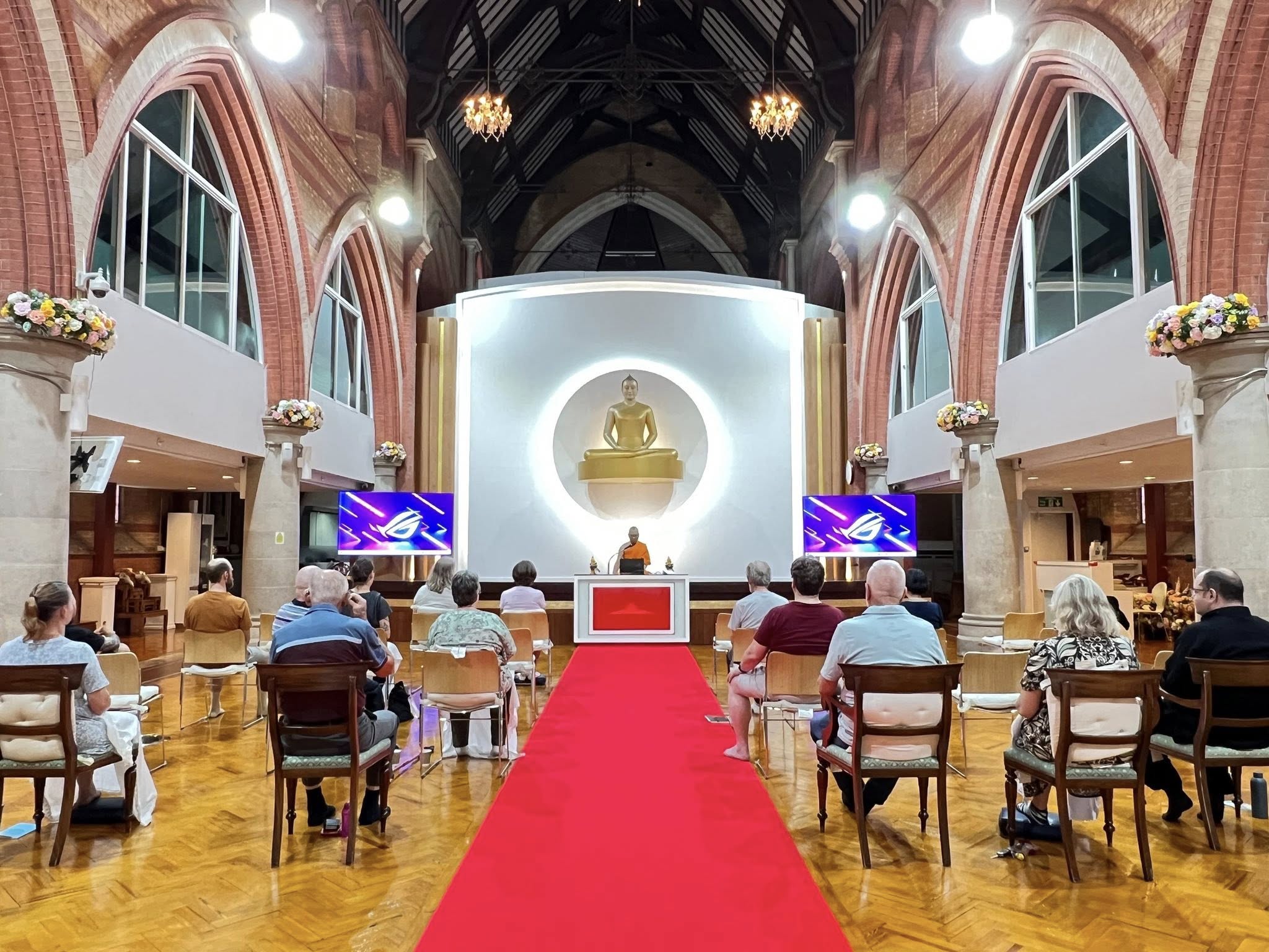 วัดพระธรรมกายลอนดอน สอนสมาธิแก่ชาวท้องถิ่น