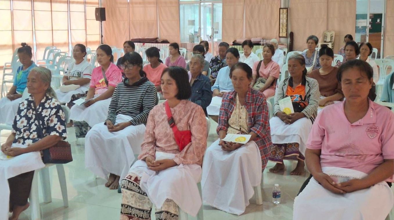 คณะสงฆ์ศูนย์ส่งเสริมศีลธรรมจังหวัดสุรินทร์ ได้จัดปฏิบัติธรรม สวดมนต์ และบรรยายธรรมให้กับประชาชนผู้อพยพมาพักอาศัยยังศูนย์พักพิงชั่วคราว