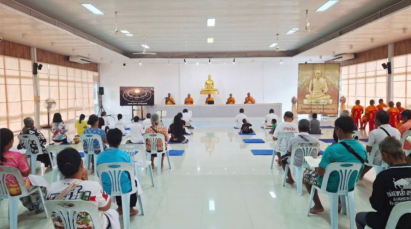 คณะสงฆ์ศูนย์ส่งเสริมศีลธรรมจังหวัดสุรินทร์ ได้จัดปฏิบัติธรรม สวดมนต์ และบรรยายธรรมให้กับประชาชนผู้อพยพมาพักอาศัยยังศูนย์พักพิงชั่วคราว