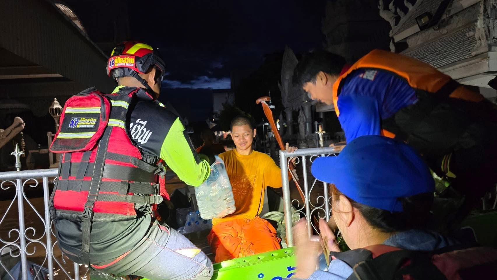 วัดพระธรรมกาย จัดส่งอาหารและน้ำปานะ ช่วยเหลือคณะสงฆ์และประชาชนที่ประสบภัยน้ำท่วม