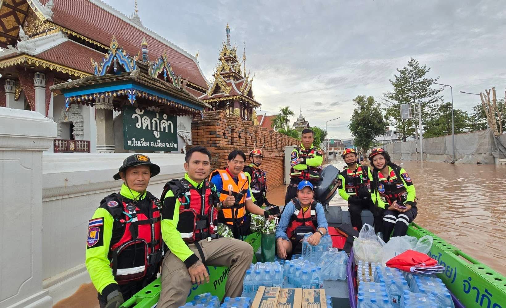 วัดพระธรรมกาย จัดส่งอาหารและน้ำปานะ ช่วยเหลือคณะสงฆ์และประชาชนที่ประสบภัยน้ำท่วม