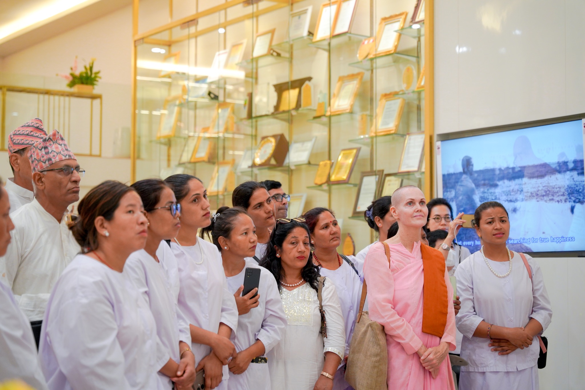 คณะครูและผู้นำชุมชนจากประเทศเนปาล มาเยือนวัดพระธรรมกาย