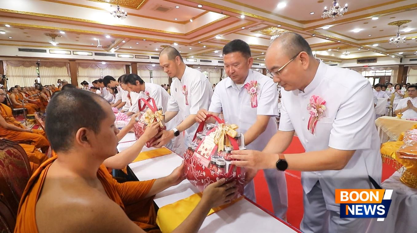 ตัวแทนได้ถวายไทยธรรมแด่คณะสงฆ์