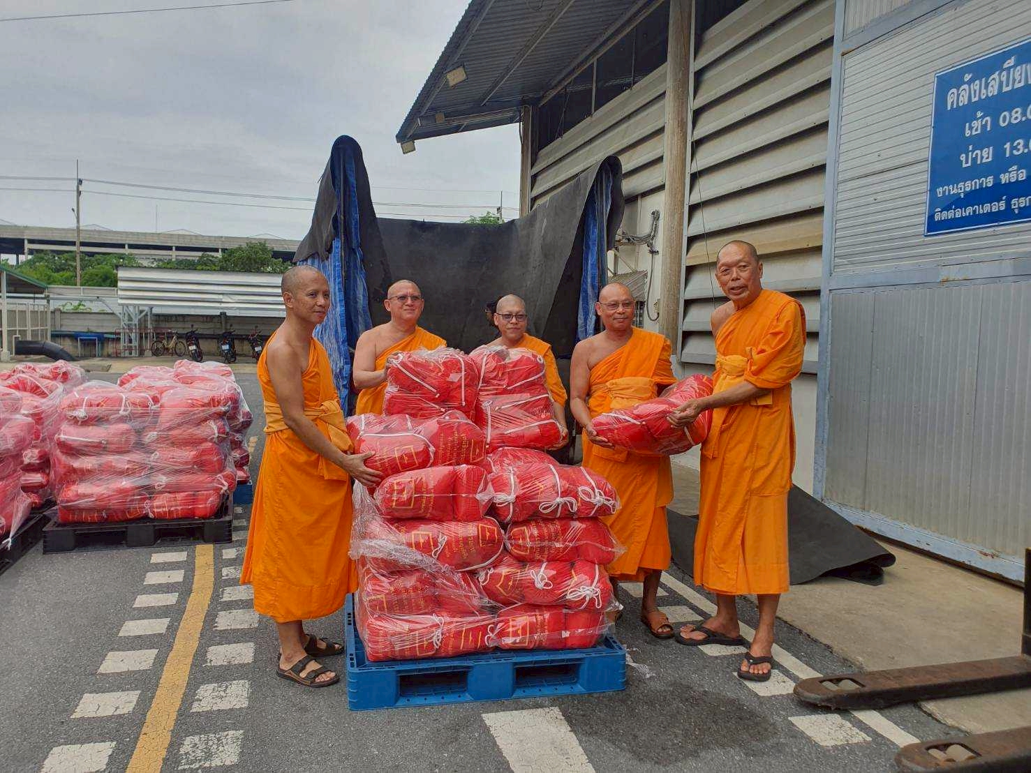 วัดพระธรรมกาย มูลนิธิธรรมกาย ส่งกำลังใจ ส่งมอบถุงยังชีพบรรเทาความเดือดร้อนแก่ผู้ประสบอุทกภัยใน 2 จังหวัด