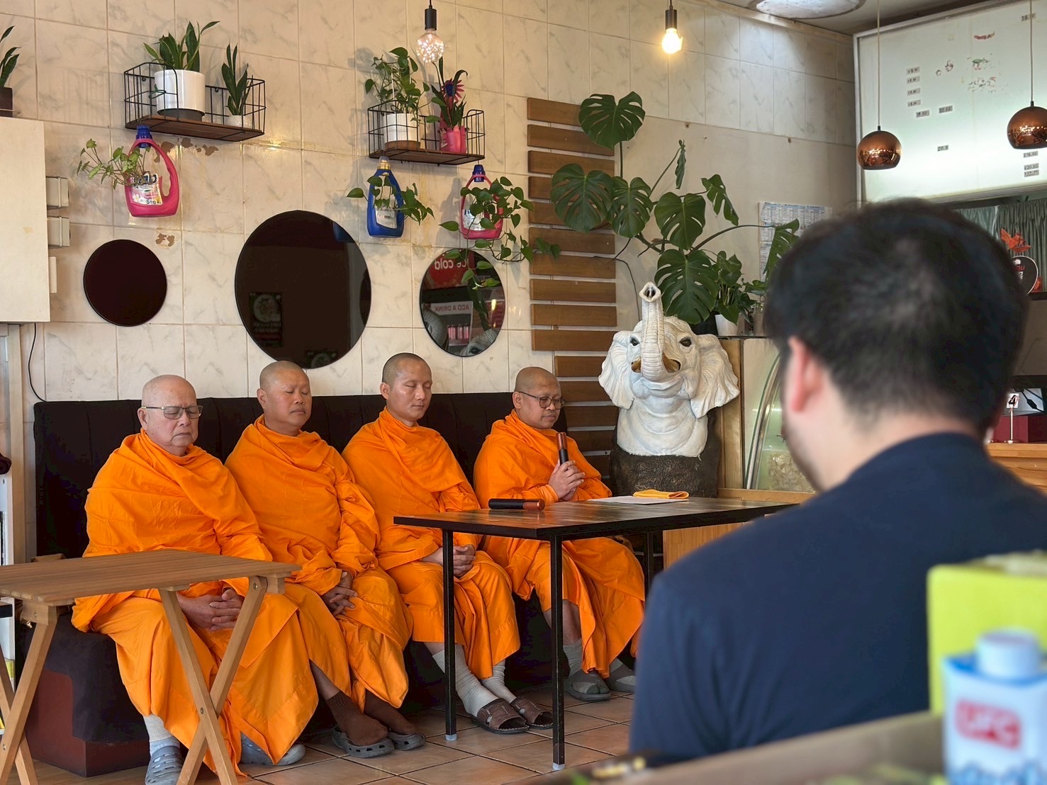 วัดพระธรรมกายโอ๊คแลนด์ จัดพิธีตักบาตรเนื่องในเทศกาลเข้าพรรษา