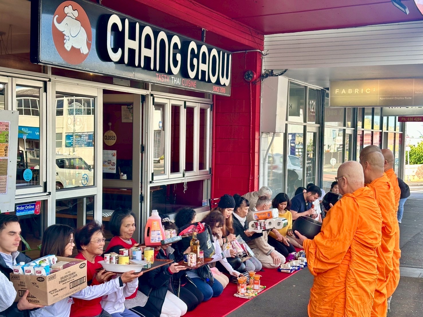 วัดพระธรรมกายโอ๊คแลนด์ จัดพิธีตักบาตรเนื่องในเทศกาลเข้าพรรษา