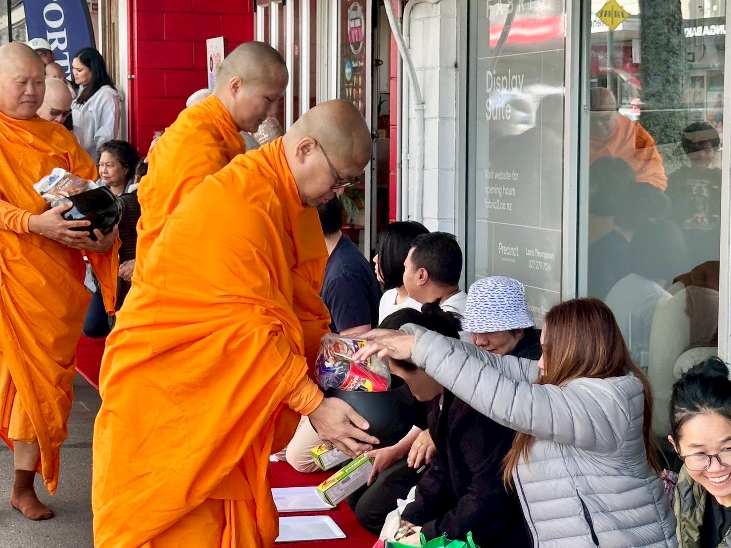 วัดพระธรรมกายโอ๊คแลนด์ จัดพิธีตักบาตรเนื่องในเทศกาลเข้าพรรษา
