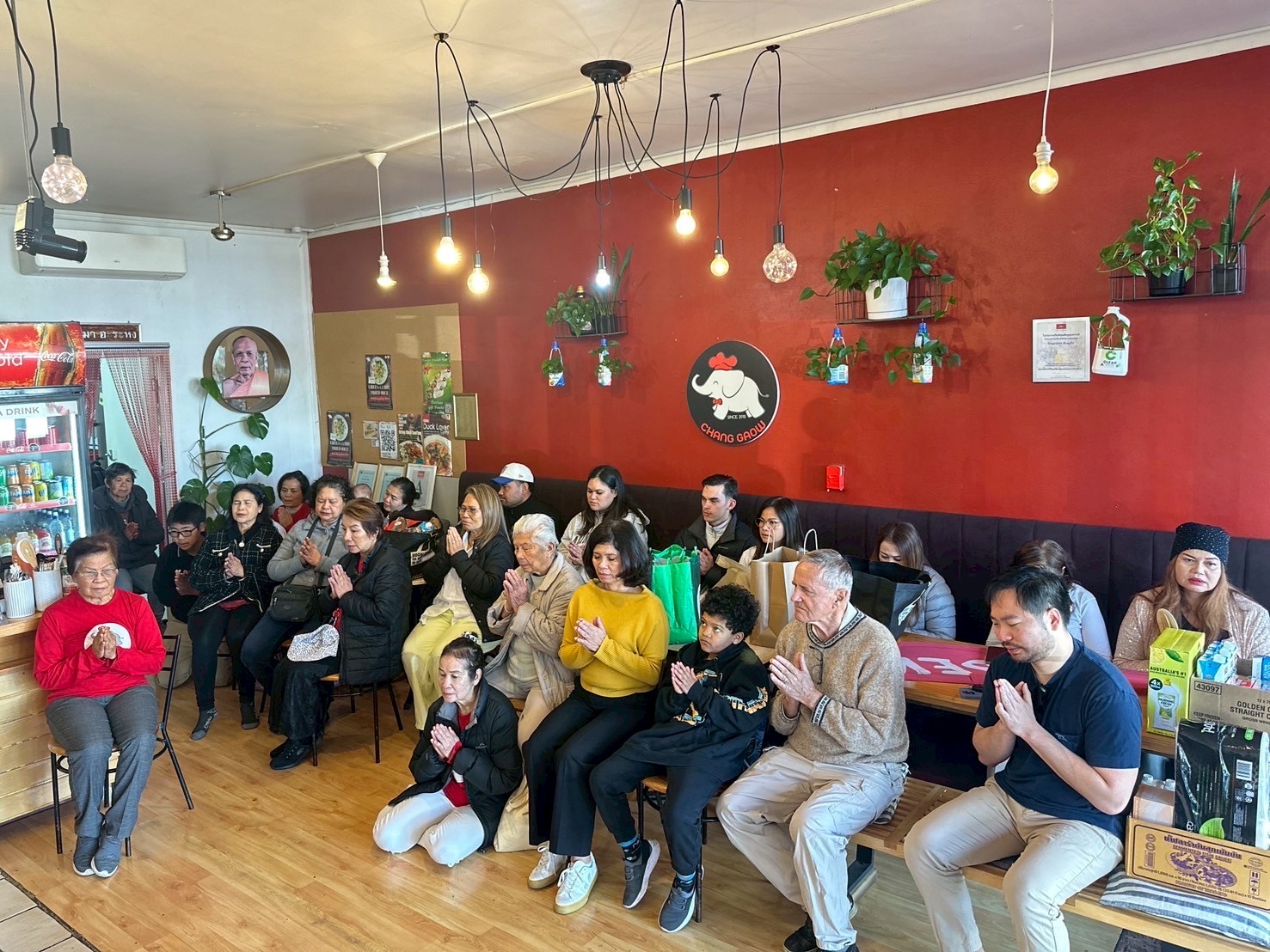 วัดพระธรรมกายโอ๊คแลนด์ จัดพิธีตักบาตรเนื่องในเทศกาลเข้าพรรษา