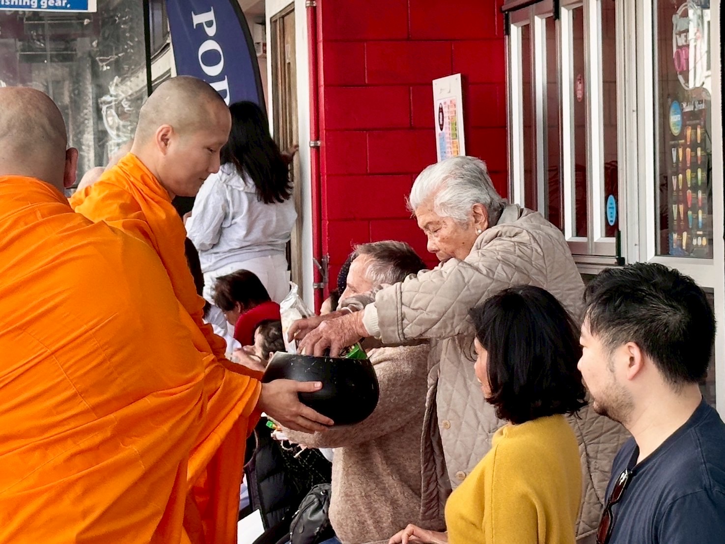 วัดพระธรรมกายโอ๊คแลนด์ จัดพิธีตักบาตรเนื่องในเทศกาลเข้าพรรษา