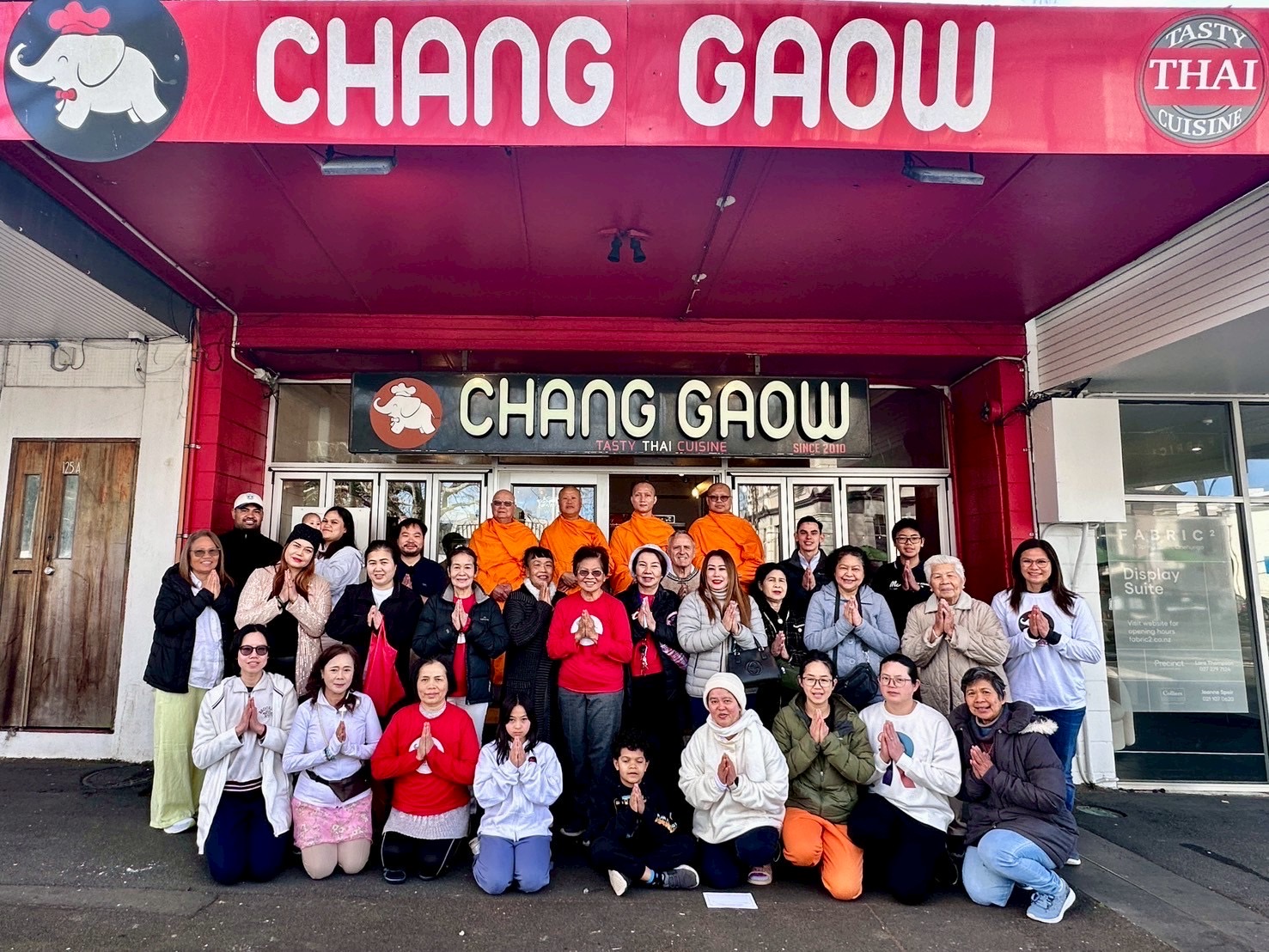 วัดพระธรรมกายโอ๊คแลนด์ จัดพิธีตักบาตรเนื่องในเทศกาลเข้าพรรษา