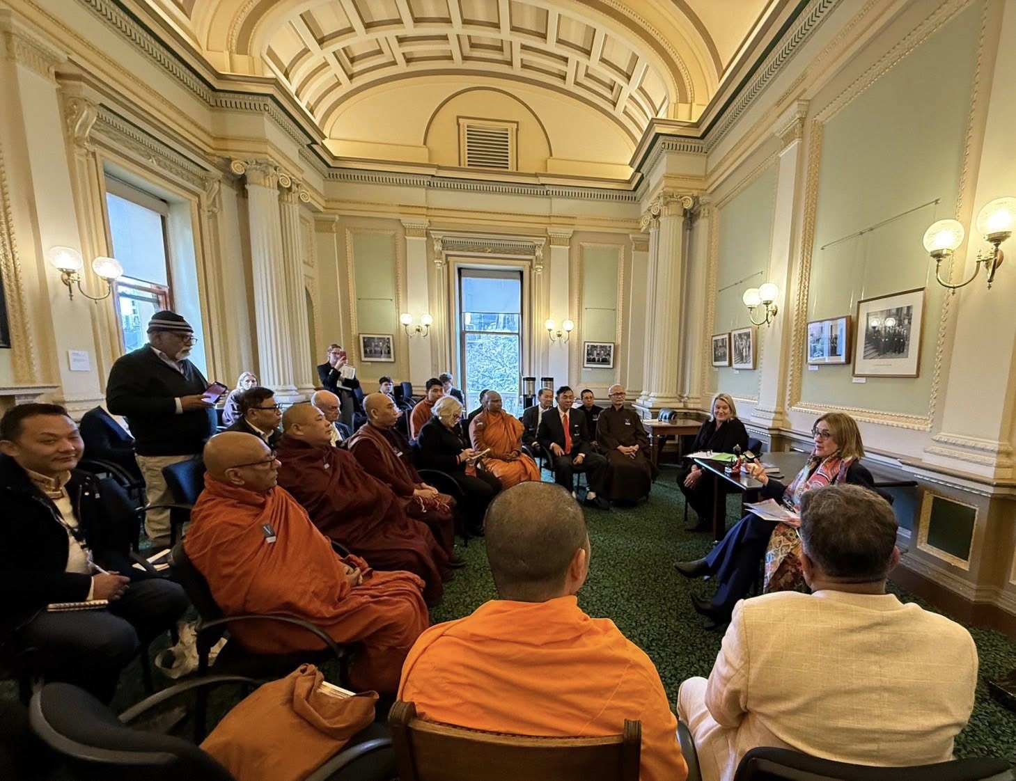 เจ้าอาวาสวัดพระธรรมกายเมลเบิร์น ร่วมประชุมระหว่างรัฐบาลรัฐวิกตอเรียและผู้นำชุมชนชาวพุทธ
