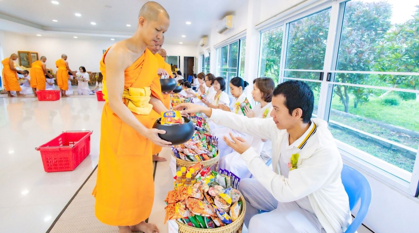 ตักบาตรแด่คณะสงฆ์ เพื่อเพิ่มเสบียงบุญให้กับชีวิตทั้งชาตินี้ และภพชาติต่อไป