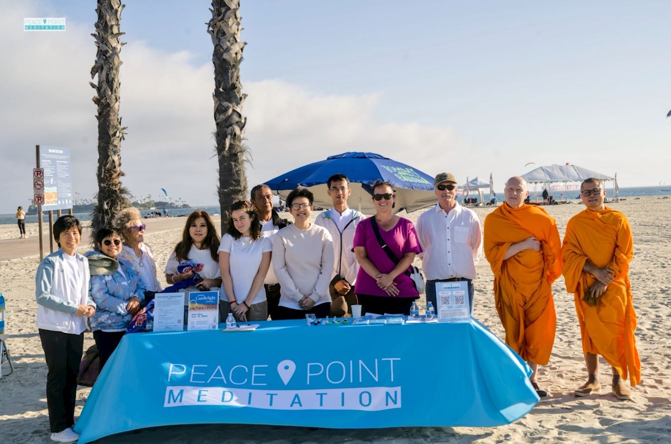 วัดพระธรรมกายแคลิฟอร์เนีย จัดปฏิบัติธรรมและจุดประทีป ณ ชายหาดเบลมอนต์