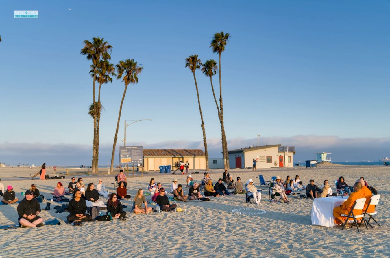 วัดพระธรรมกายแคลิฟอร์เนีย จัดปฏิบัติธรรมและจุดประทีป ณ ชายหาดเบลมอนต์