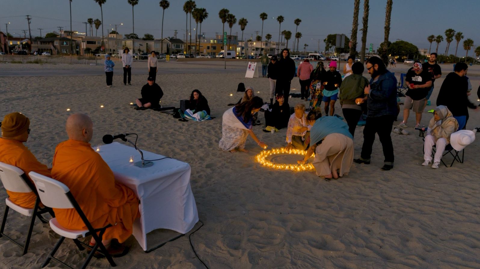 วัดพระธรรมกายแคลิฟอร์เนีย จัดปฏิบัติธรรมและจุดประทีป ณ ชายหาดเบลมอนต์