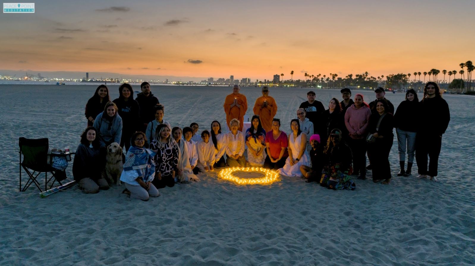 วัดพระธรรมกายแคลิฟอร์เนีย จัดปฏิบัติธรรมและจุดประทีป ณ ชายหาดเบลมอนต์