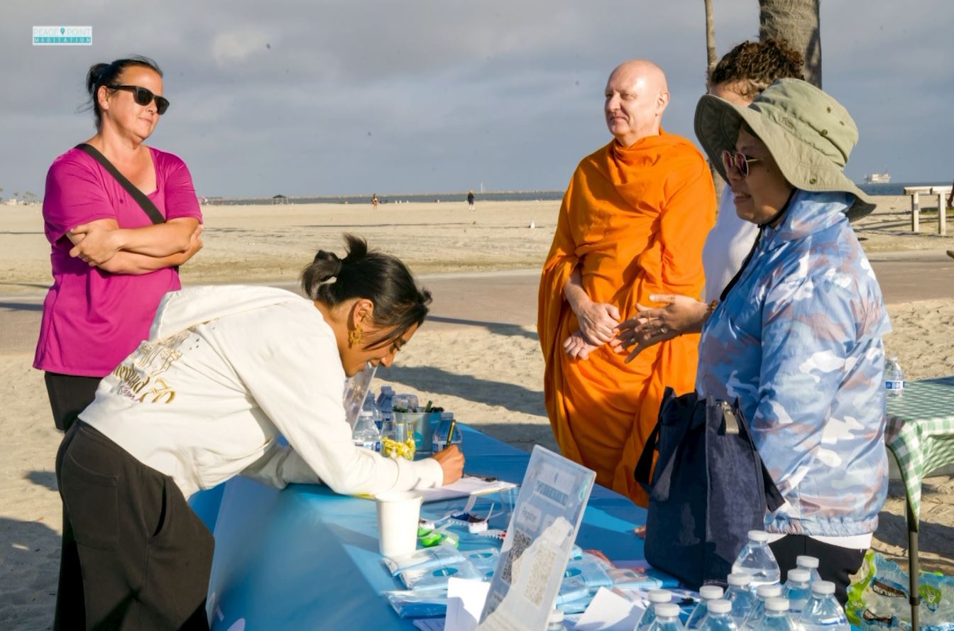 วัดพระธรรมกายแคลิฟอร์เนีย จัดปฏิบัติธรรมและจุดประทีป ณ ชายหาดเบลมอนต์