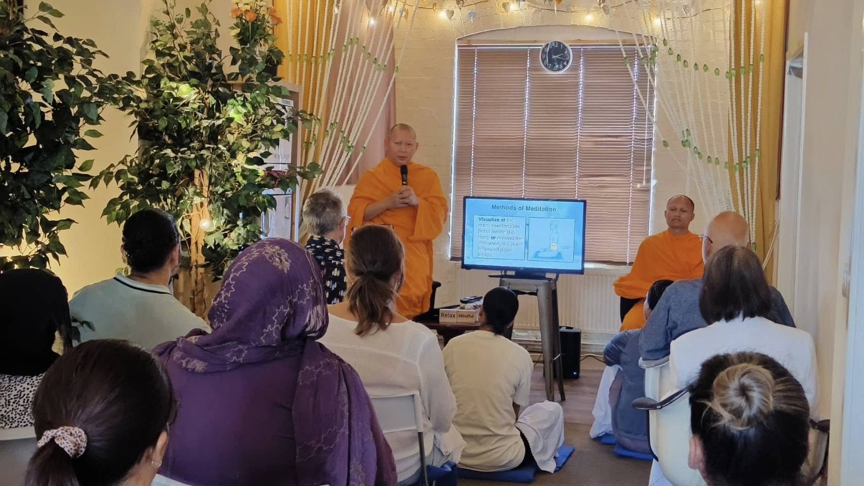 วัดพระธรรมกายลอนดอน จัดปฏิบัติธรรม ณ ร้าน Thai Massage & Spa