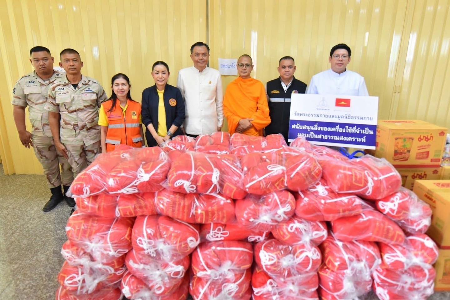 วัดพระธรรมกาย มูลนิธิธรรมกาย และคณะศิษย์ มอบข้าวสารอาหารแห้งช่วยเหลือผู้ประสบภัยเหตุชายแดนไทย–กัมพูชา