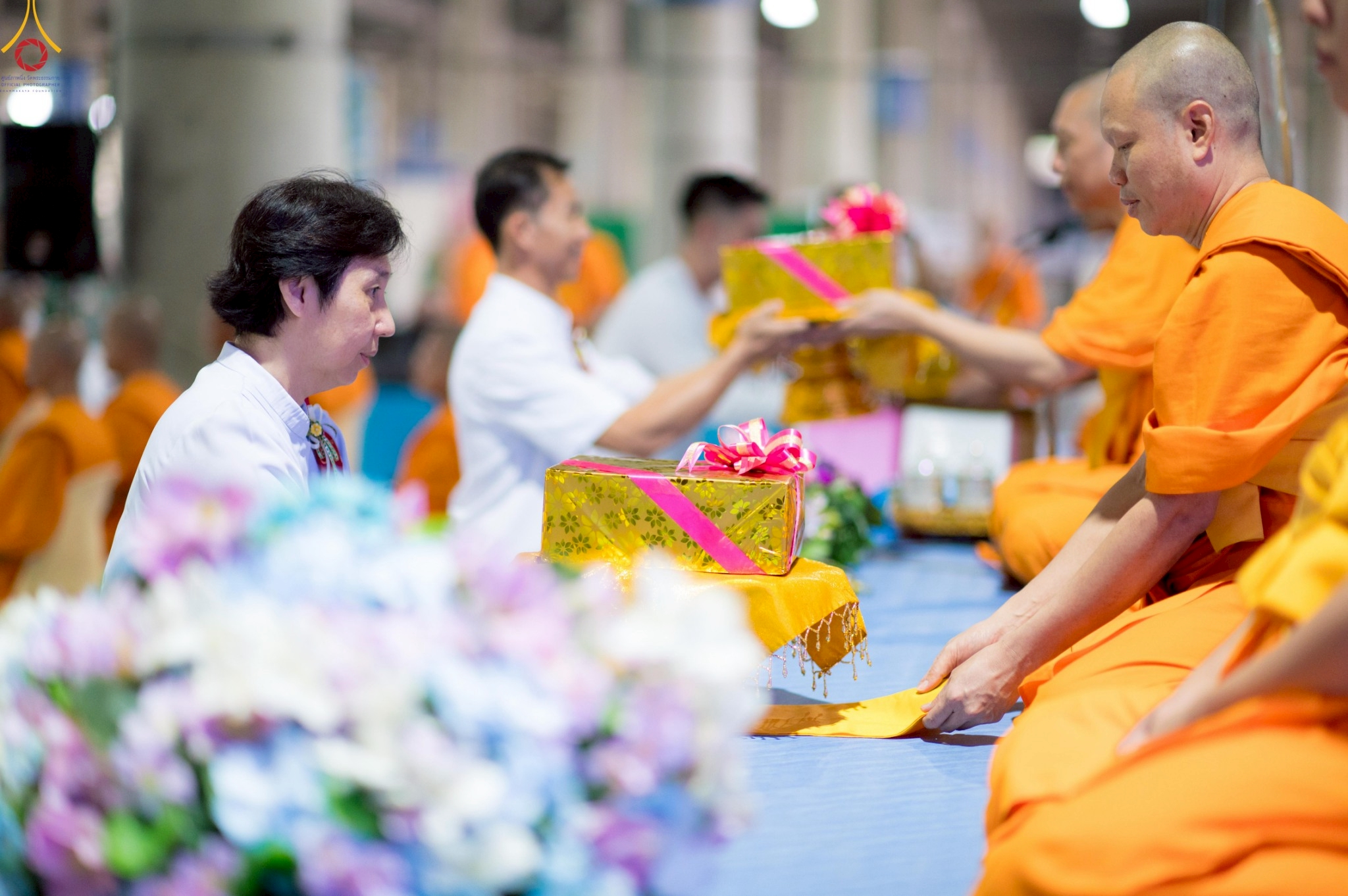 คณะประธานได้น้อมนำไทยธรรมถวายแด่ท่านประธานสงฆ์และคณะสงฆ์