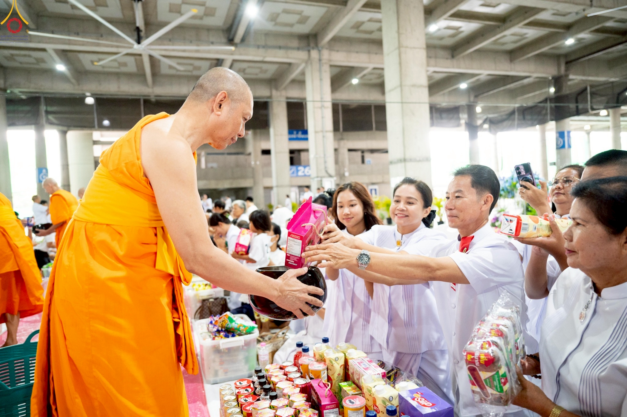 การตักบาตรพระใหม่ เป็นประเพณีที่ปฏิบัติกันมาแต่โบราณ เพื่อเป็นการสร้างบุญ สร้างกุศลและเป็นการทำนุบำรุงพระพุทธศาสนาให้คงอยู่ต่อไป