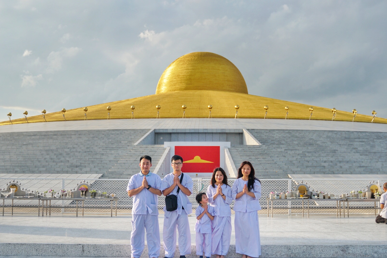 ครอบครัวชาวภูฏาน มาเยี่ยมชมวัดพระธรรมกาย