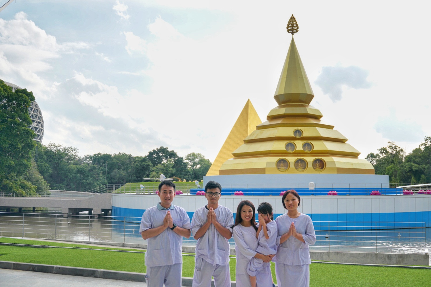 ครอบครัวชาวภูฏาน มาเยี่ยมชมวัดพระธรรมกาย