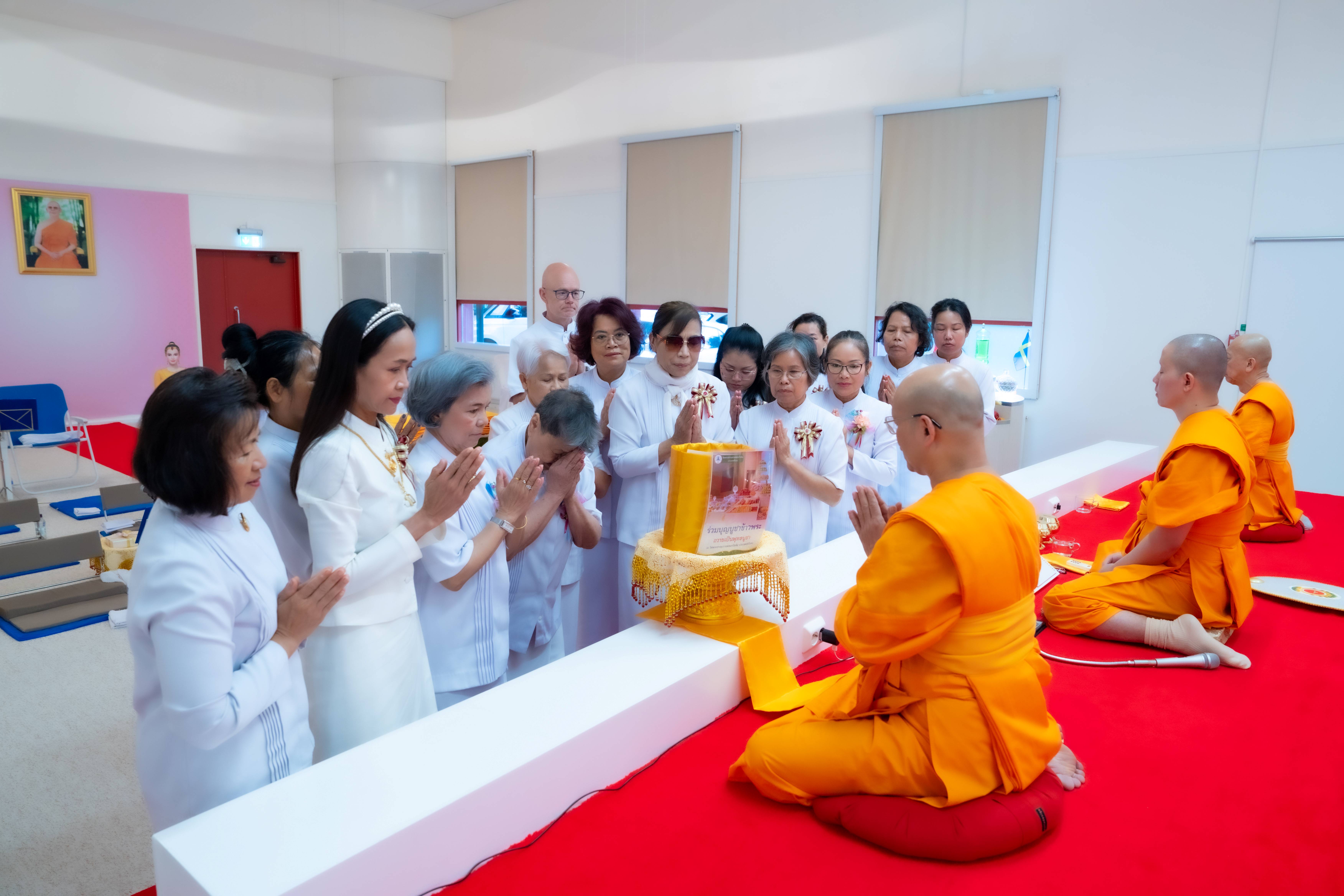 วัดพระธรรมกายสตอกโฮล์ม จัดงานบุญบูชาข้าวพระ