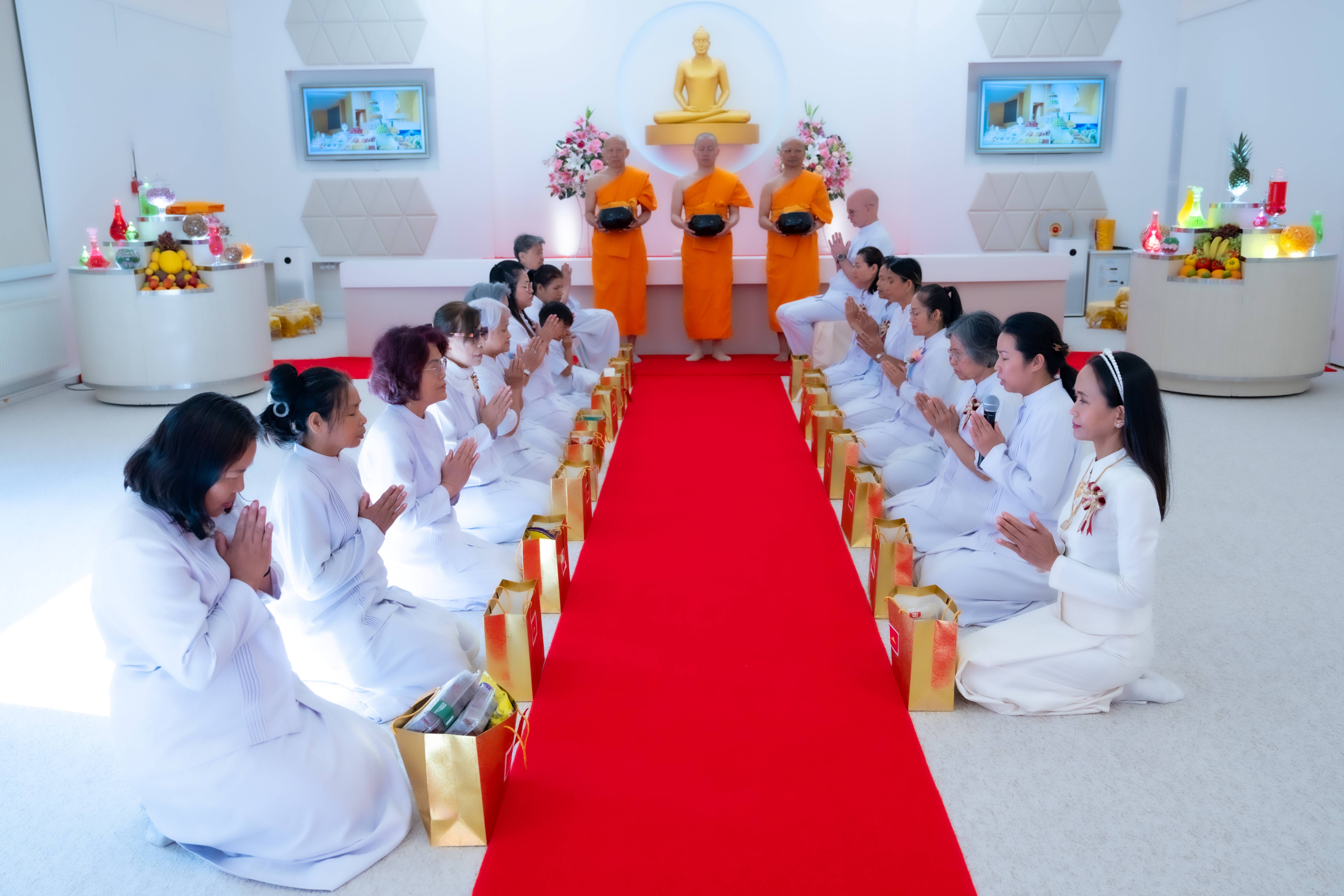 วัดพระธรรมกายสตอกโฮล์ม จัดงานบุญบูชาข้าวพระ