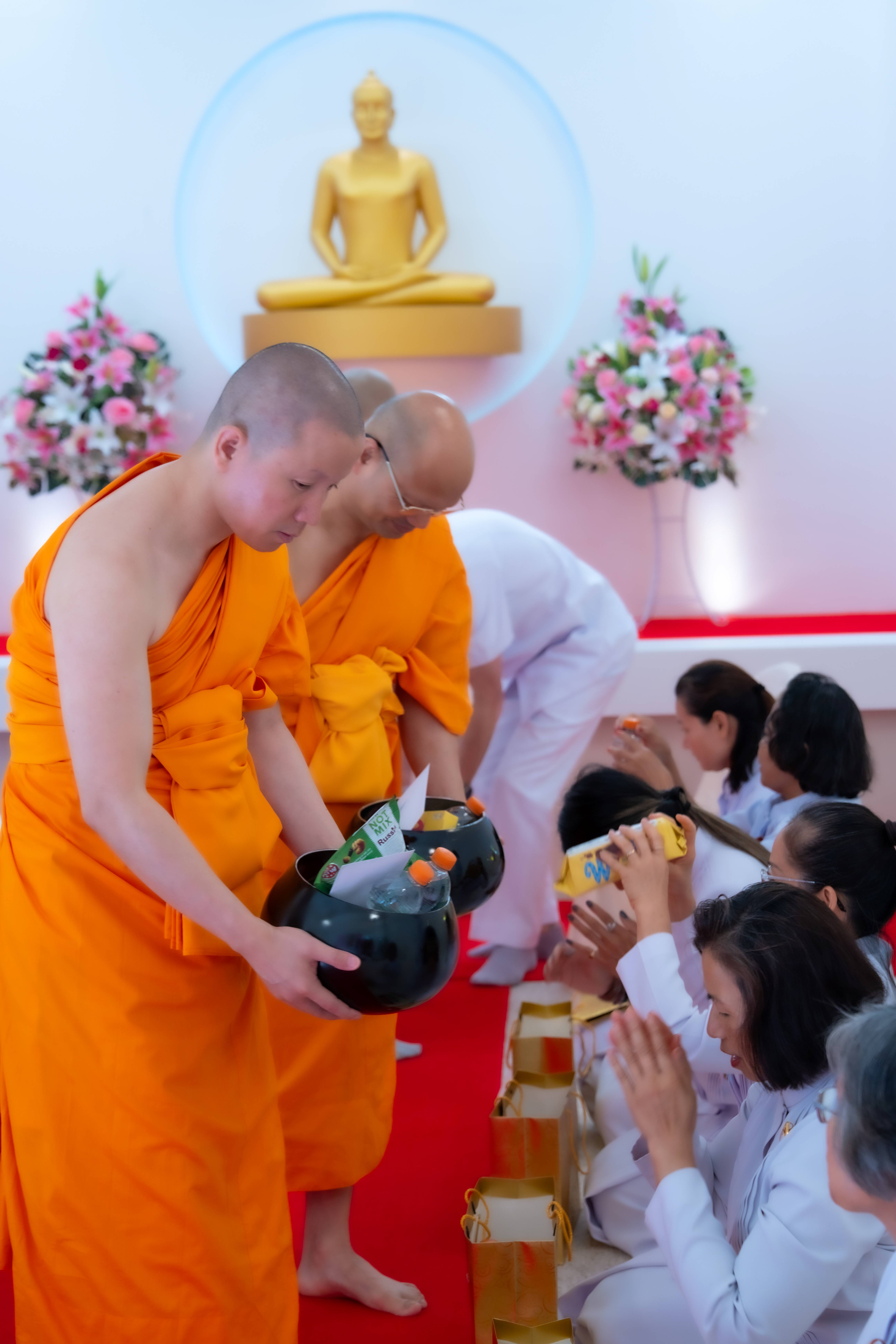 วัดพระธรรมกายสตอกโฮล์ม จัดงานบุญบูชาข้าวพระ